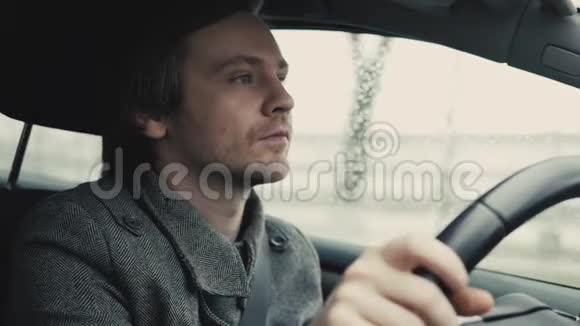 男人用手机抽象出雨中的汽车作为背景视频的预览图