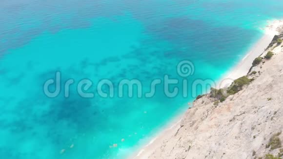空中无人机可以看到岩石悬崖野生海滩和碧蓝的海水视频的预览图