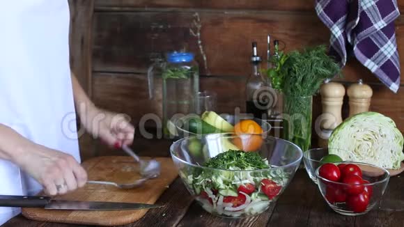 用洋葱和其他蔬菜做沙拉视频的预览图