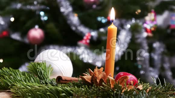 圣诞和新年装饰用燃烧的蜡烛4k视频的预览图