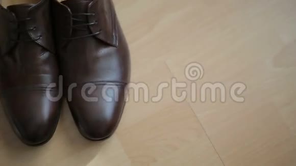 男式古典鞋视频的预览图