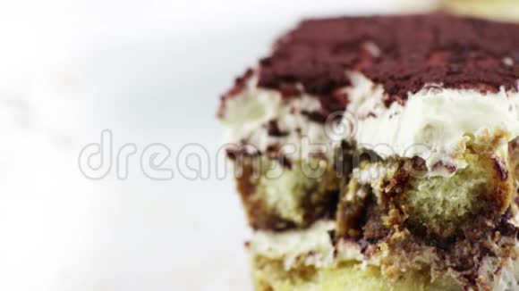 男人用勺子吃美味的自制提拉米苏蛋糕传统的意大利甜点白色背景营养视频的预览图