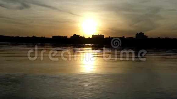 一个浪漫的湖在夏天美丽的夕阳下有一条阳光明媚的小路视频的预览图