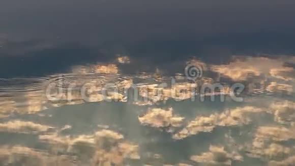 平滑的河流水面和云层和灰色天空的反射视频的预览图