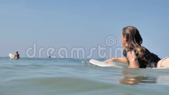冲浪女孩划着超级慢动作视频的预览图