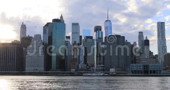 4K超高清曼哈顿下城天际线横跨东河视频的预览图