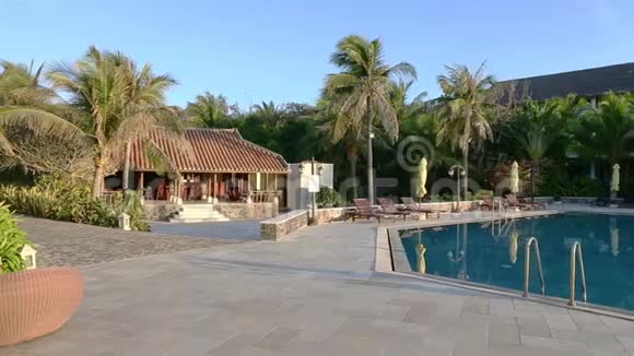 有室外游泳池的度假村右侧有淘沙池视频的预览图