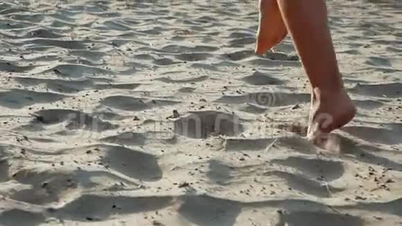 活跃运动的赤脚女人跑在沙滩上的黄色运动妇女健身慢跑训练和体育活动视频的预览图