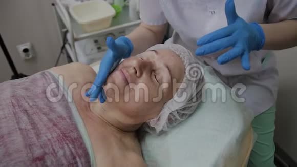 专业美容师在面部涂抹保湿霜视频的预览图