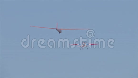 飞机拖曳滑翔机起飞视频的预览图