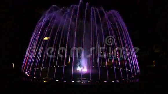 城市公园的彩色喷泉视频的预览图