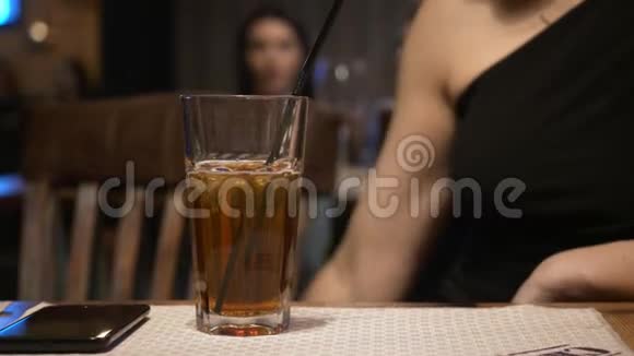 一杯鸡尾酒摆在桌前视频的预览图