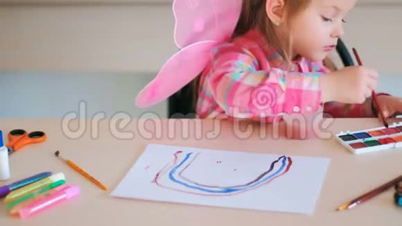 小女孩画学校的天赋视频的预览图