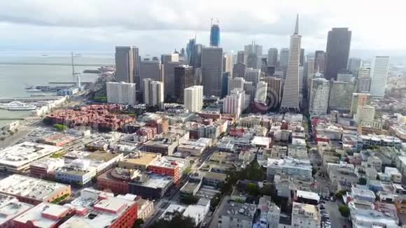 4k空中无人驾驶飞机海景中繁忙的旧金山海湾现代金融区令人惊叹的城市景观天际线视频的预览图