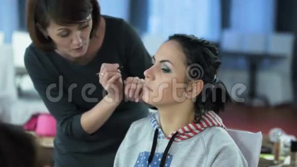 化妆师大师班用嘴唇工作视频的预览图