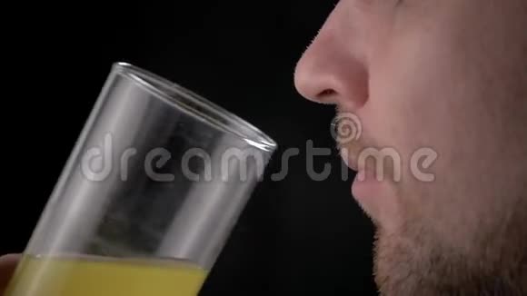 人喝泡腾维生素C片气泡在杯水缓慢运动的药丸关闭视频的预览图