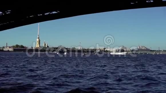 有战船的城市河流视频的预览图