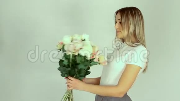 带着许多玫瑰花束的女人视频的预览图