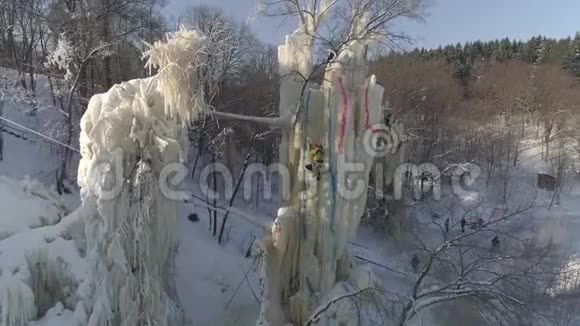 冰柱上的训练和攀冰比赛俄罗斯冬季鸟瞰图视频的预览图