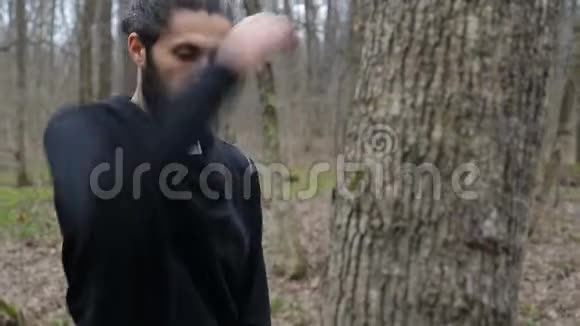 战士训练一拳用拳头打在树上视频的预览图