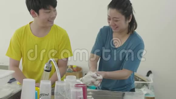 幸福的家庭母子一起在家洗菜带着笑脸视频的预览图