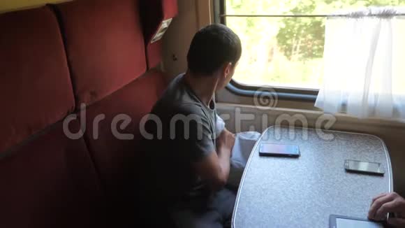 坐在客车里坐火车的人睡觉慢动作视频男人睡在火车上视频的预览图