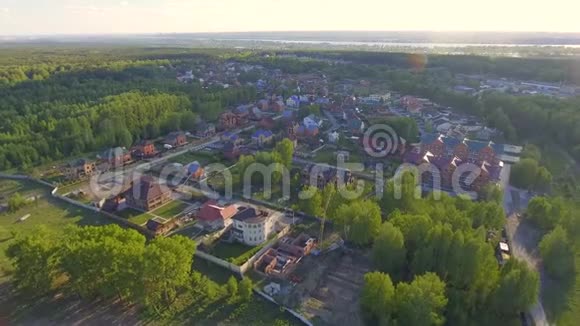 俯瞰乡村庭院和郊区居住社区的住宅视频的预览图