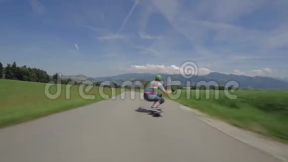 第一个人的观点射击年轻的男性滑板运动员进行危险的特技骑着木板极速视频的预览图