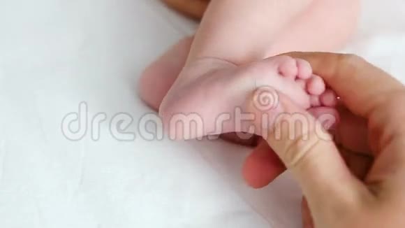 父母触摸新生儿的小脚视频的预览图