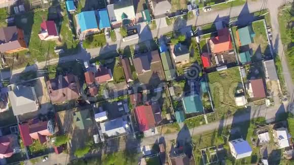 俯瞰乡村庭院和郊区居住社区的住宅视频的预览图