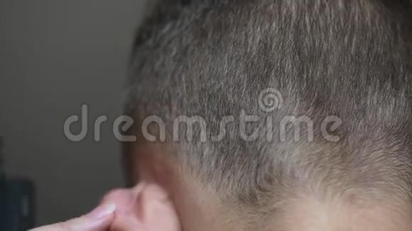 男生理发短发视频的预览图