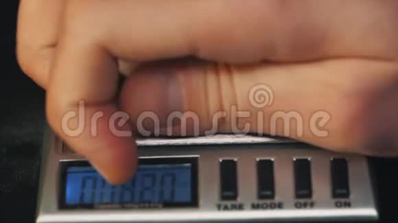 测量药丸重量维生素丸对电量表特写视频的预览图
