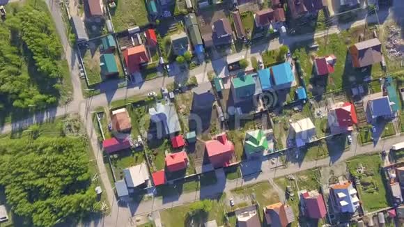俯瞰乡村庭院和郊区居住社区的住宅视频的预览图