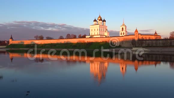 普斯科夫克里姆林宫在十月傍晚夕阳下俄罗斯普斯科夫视频的预览图