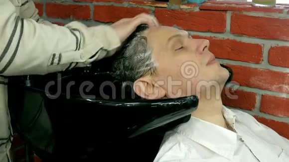 在理发店洗头的人视频的预览图