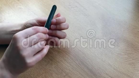 整理指甲修指甲视频的预览图