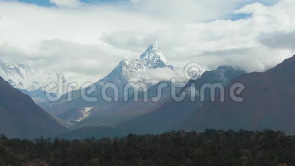 阿玛达布拉姆山昆布谷喜马拉雅山尼泊尔鸟瞰图视频的预览图