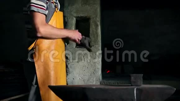 铁匠正戴上手套视频的预览图