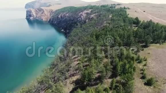 华丽的4k空中无人机海景贝加尔湖西伯利亚俄罗斯石山悬崖松树峡谷沙漠全景视频的预览图