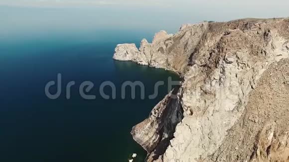 令人难以置信的4k空中无人机海景贝加尔湖西伯利亚俄罗斯石山悬崖在平静的深蓝水视频的预览图