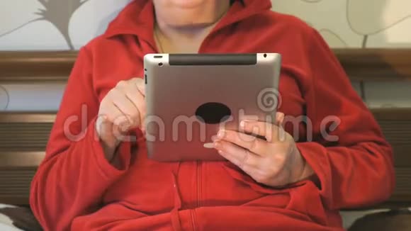 女人拿着数码平板电脑看着照片视频的预览图