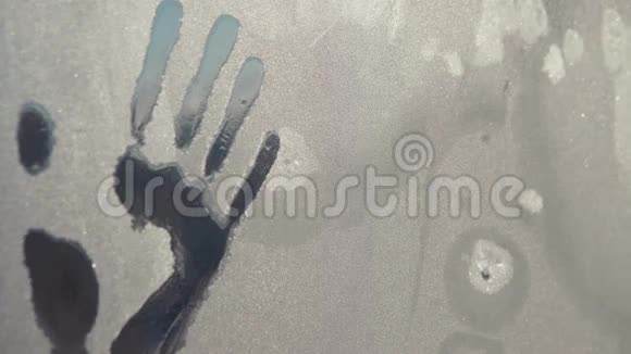 冰中的手印视频的预览图