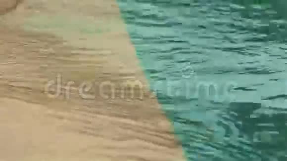 泳池边沿的波浪视频的预览图