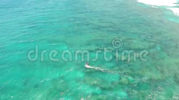 令人惊叹的4k无人驾驶飞机在夏威夷平静的蓝绿色太平洋海水中缓慢滑行视频的预览图
