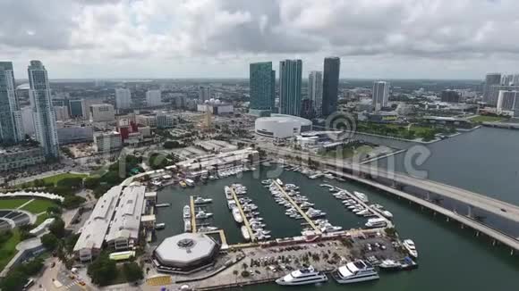 令人惊叹的4k无人机空中巨大的现代城市建筑摩天大楼迈阿密佛罗里达海洋海景天际线视频的预览图