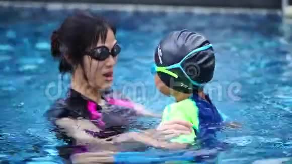 妈妈在教儿子游泳视频的预览图
