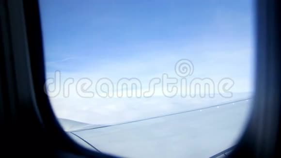 从飞机窗口观看可以看到飞机的天空云层和机翼天气晴朗天气晴朗视频的预览图