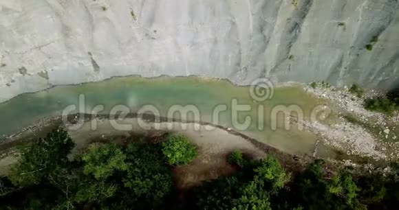 从高空俯瞰沿着荒野的瀑布沿着悬崖的河流视频的预览图