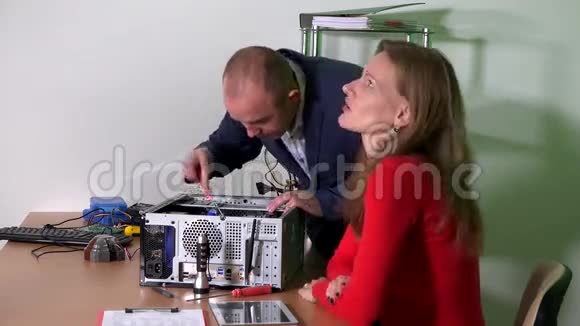 穿西装的男人帮他的同事办公室女孩修理电脑女人调情视频的预览图