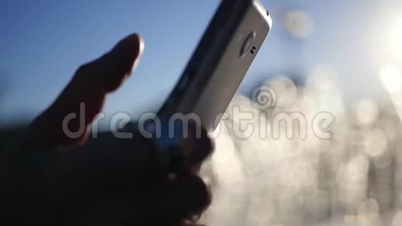 一个触摸手机在一个美丽的闪烁背景上高清1920x1080慢动作视频的预览图